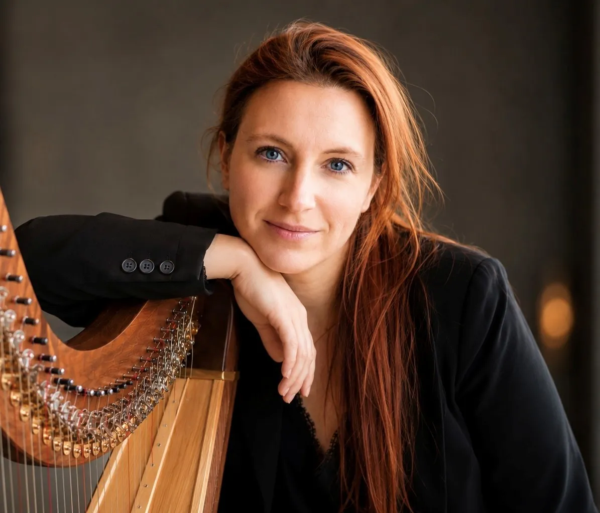Giovanna Di Lecce auprès de sa harpe